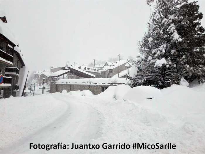 Día 16-Enero-2017, a las 09:30 h: más de un metro de espesor y continuaba nevando #MicoSarlle